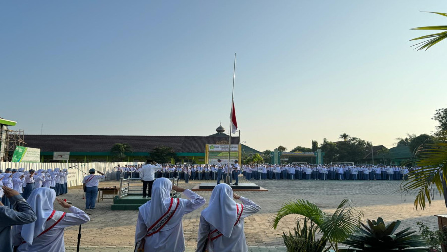 MAN 1 Bandar Lampung Sambut Tahun Ajaran Baru Dengan Medali dan Piala