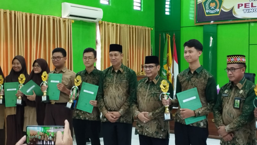 Delapan Siswa  MAN 1 Bandar Lampung Terima Tropi KSM Kemenag Kota Bandar Lampung