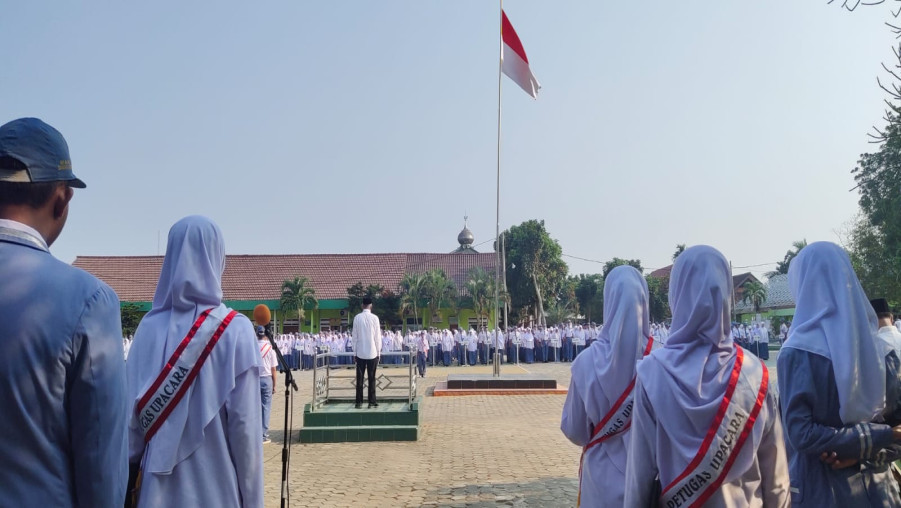 Gelar Upacara Bendera, Pembina Ajak Seluruh Siswa MAN 1 Bandarlampung untuk Tertib Berseragam