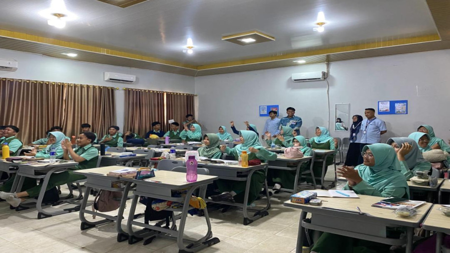 Sosialisasi Finalis Duta Bahasa Lampung kepada Siswa Kelas XI Bahasa
