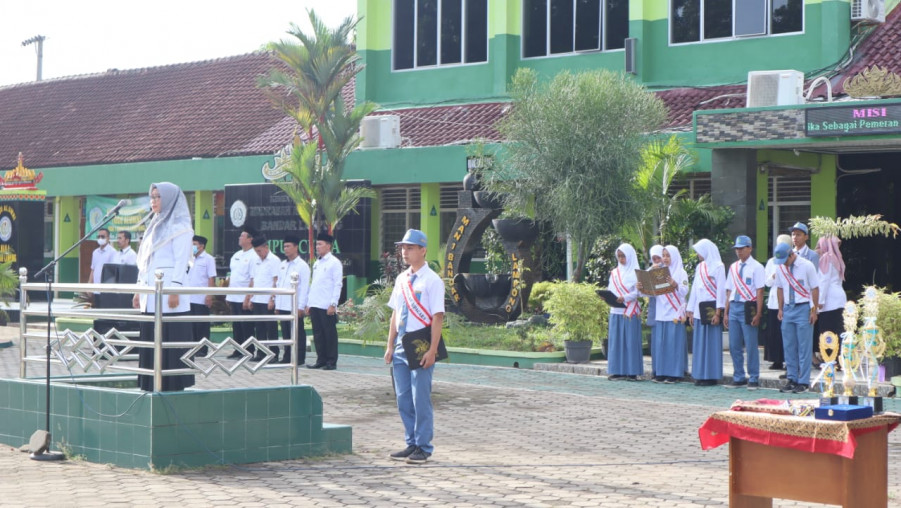 Hormati Orang Tua dan Guru, Amanat Pembina Upacara Senin Pagi