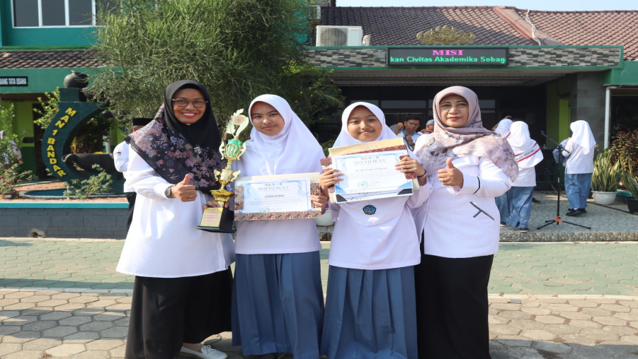 Dua Siswi MAN 1 Bandarlampung Raih Kejuaraan Desain Poster Aquaforia