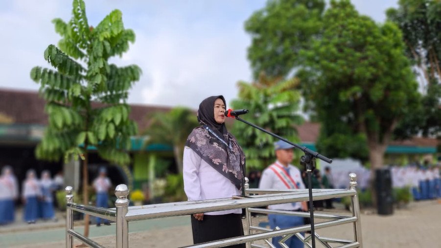 Upacara Senin, Pembina Upacara Ingatkan Siswa Pentingnya Tanggung Jawab dan Disiplin