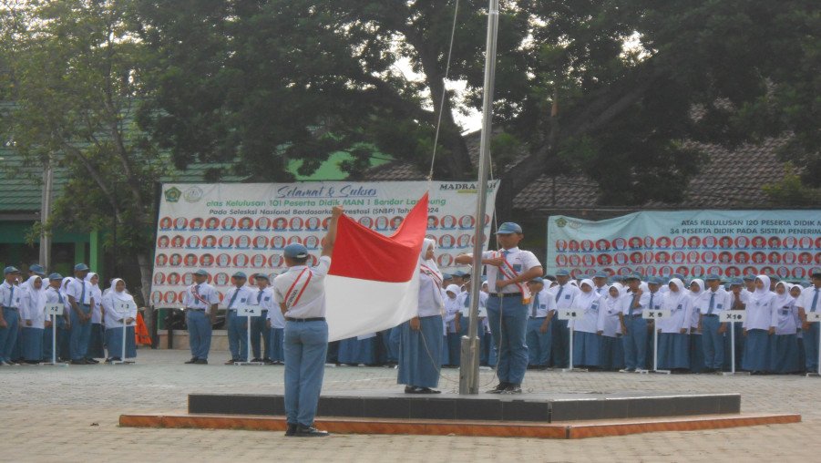 Upacara Bendera Hari Senin Secara Rutin Kembali Tuai Apresiasi Bersama Para Bintang MAN 1 Bandarlampung