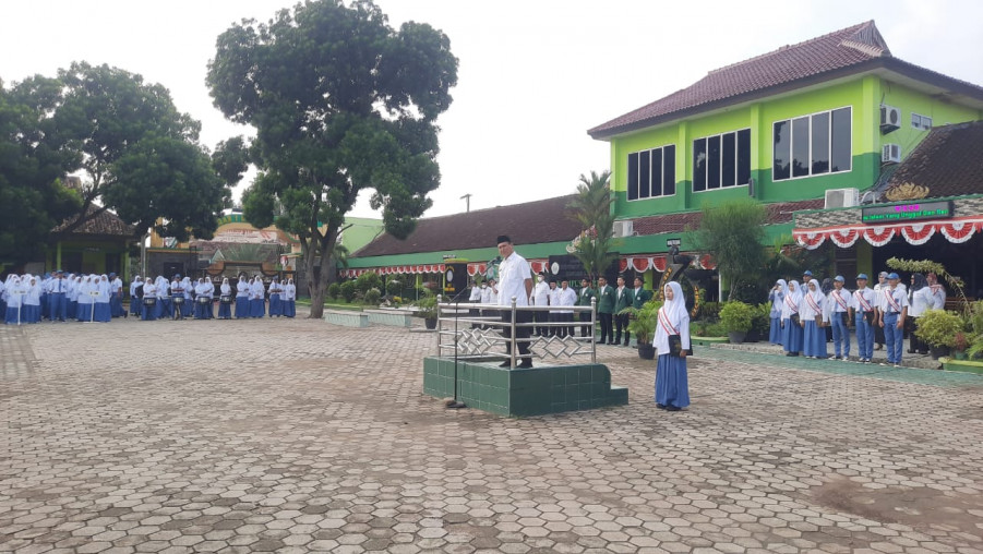 Upacara Bendera Hari Senin, Ini Pesan Kaur TU MAN 1 Bandar Lampung