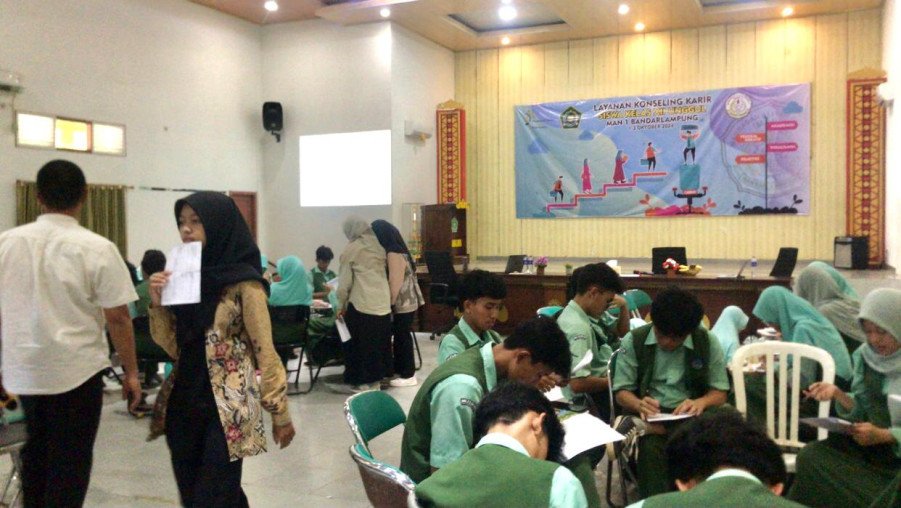Layanan Konseling Karir untuk Siswa Kelas 12 MAN 1 BandarLampung
