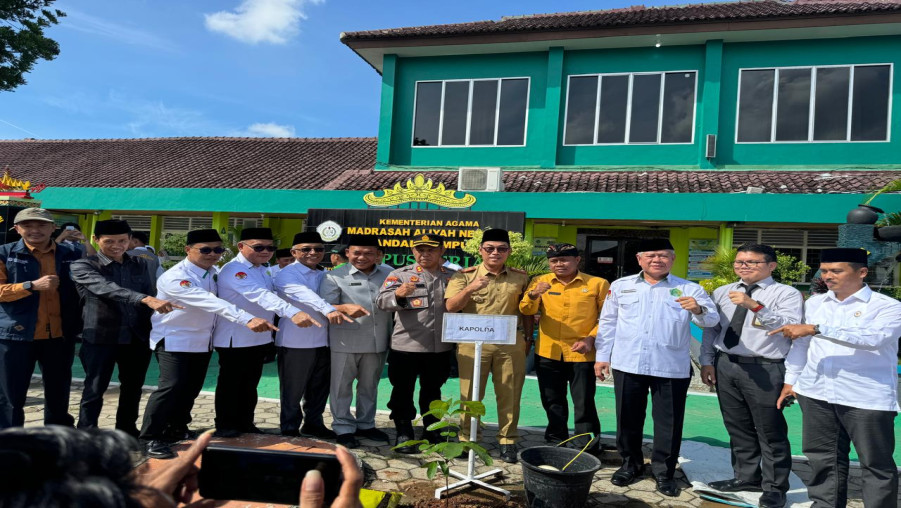 Puncak Peringatan Hari Bumi Kantor Wilayah Kementerian Agama Provinsi Lampung Dipusatkan di MAN 1 Bandar Lampung
