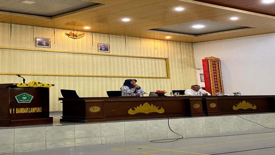 Kembangkan pengetahuan karya ilmiah Siswa/i MAN 1 Bandar Lampung, Ibu Maifalinda Fatra, M.Pd,Ph.D. hadiri sebagai pembicara