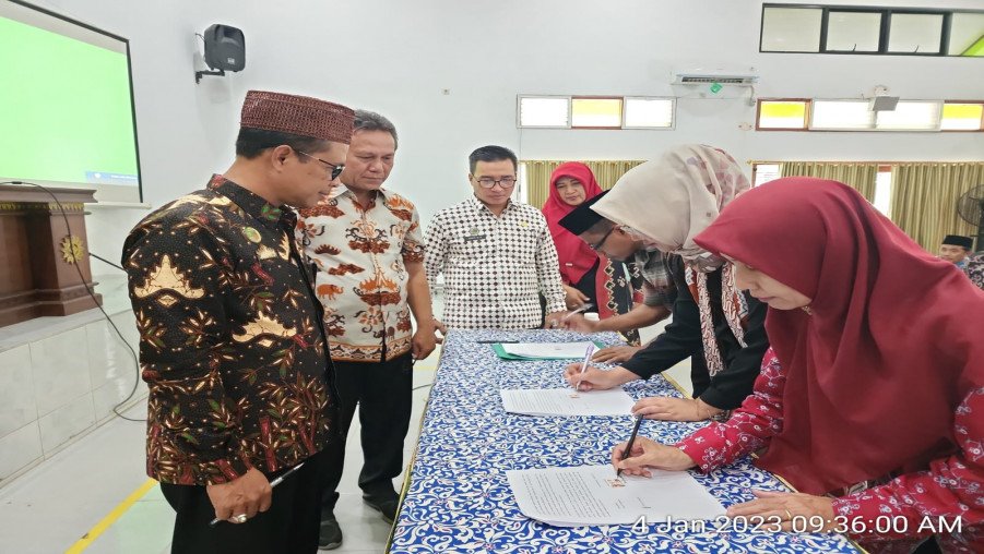 Penandatanganan Pakta Integritas Tenaga Pendidik dan Tenaga Kependidikan Awal Profesionalitas
