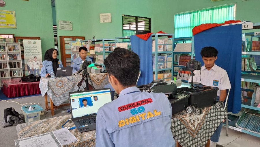 Disdukcapil Layani Perekaman E-KTP Kolektif untuk Siswa di MAN 1 Bandar Lampung