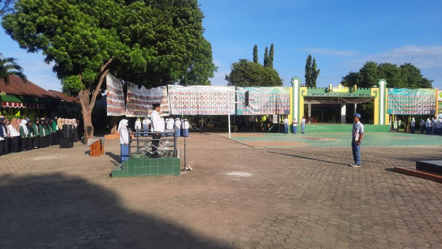 Sampaikan Amanat dalam Upacara,Kepala Asrama Lukmanul El Hakim Ingatkan Peduli Lingkungan