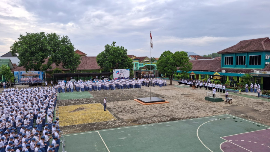 Upacara Bendera Hari Senin MAN 1 Bandarlampung, Pembina Sampaikan Pesan Penting