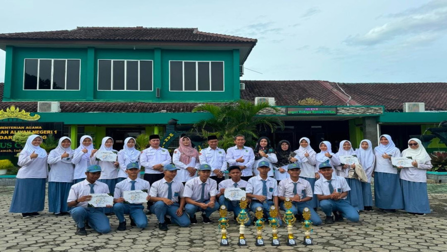 Pembina Upacara MAN 1 Bandar Lampung : Siswa Harus Miliki Kesadaran Diri