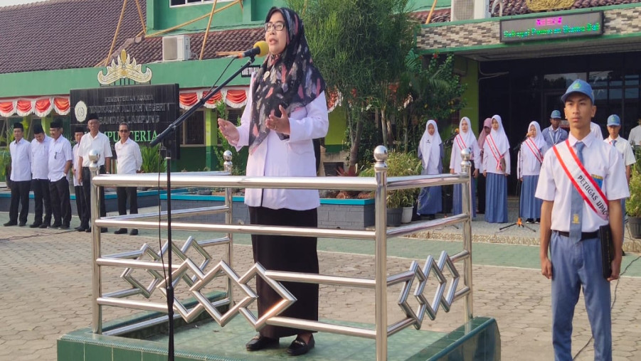 Pembina Upacara Bendera MAN 1 Bandarlampung Sampaikan Kunci Sukses