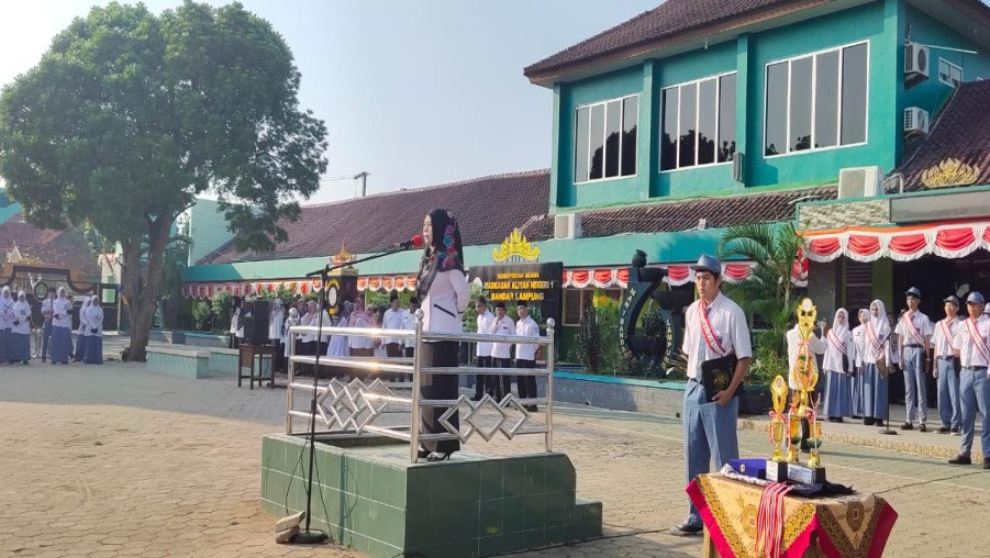 Upacara Bendera Hari Senin MAN 1 Bandarlampung dan  Penyerahan Piala Kejuaraan