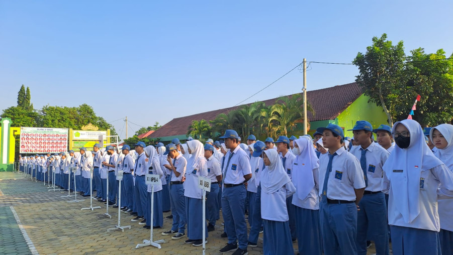 MAN 1 Bandar Lampung Menggelar Upacara Rutin Pengibaran Bendera Merah Putih.