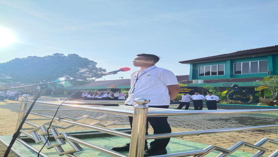 Civitas Akademika MAN 1 Bandarlampung Ikuti Upacara Bendera dengan Hikmat