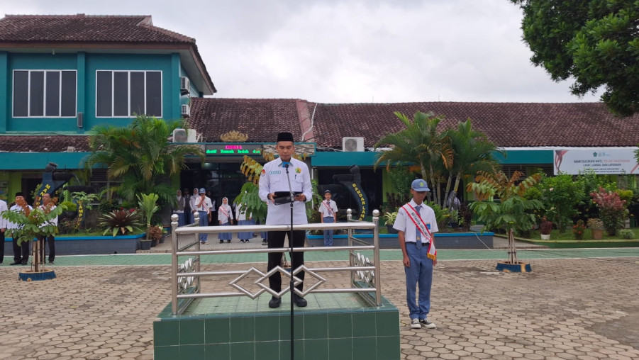 MAN 1 Bandar Lampung Gelar Upacara Bendera, Pembina Ingatkan Etika dan Kedisiplinan