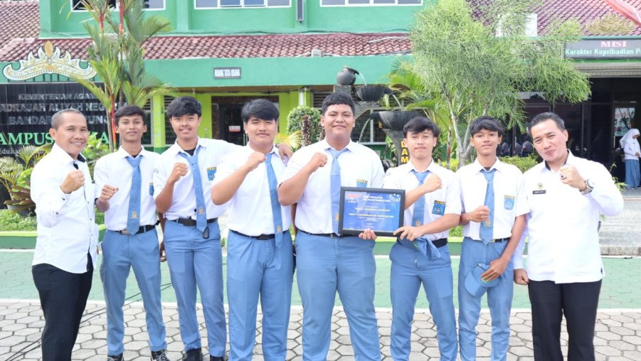 MAN 1 Bandar Lampung Raih Best Coordinator Honda DBL with KFC 2023 Lampung Series