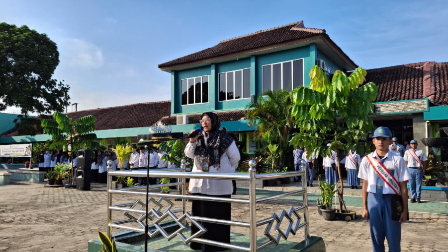 Amanat Upacara: Pembina Sampaikan Nilai Integritas kepada Siswa