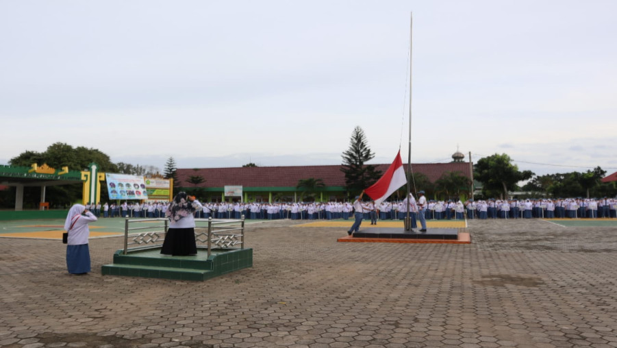 MAN 1 Bandar Lampung Rutinkan Upacara Bendera Hari Senin