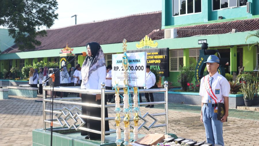 MAN 1 Bandarlampung Kembali Gelar Upacara Bendera Hari Senin Pascalibur Hari Raya 2024