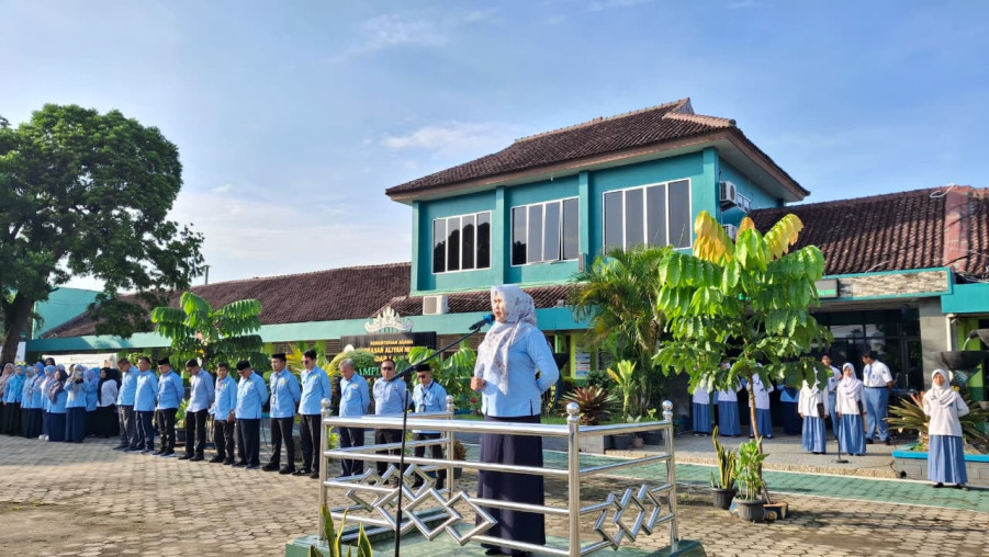 Teladani Semangat Kartini, Pembina Apel MAN 1 Tekankan Literasi dan Etika