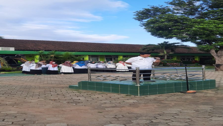 Pimpin Apel Pagi, Kaur TU MAN 1 Bandar Lampung Imbau Peserta Didik untuk Taat dan Patuh