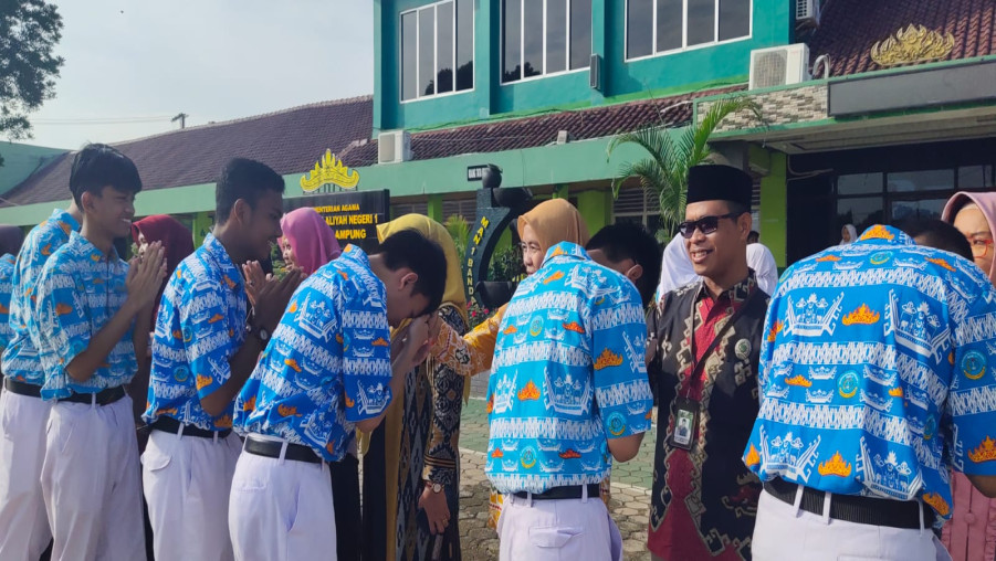 Hari Pertama Masuk Sekolah setelah Idul Fitri 1445 H, MAN 1 Bandarlampung Awali dengan Halal Bihalal