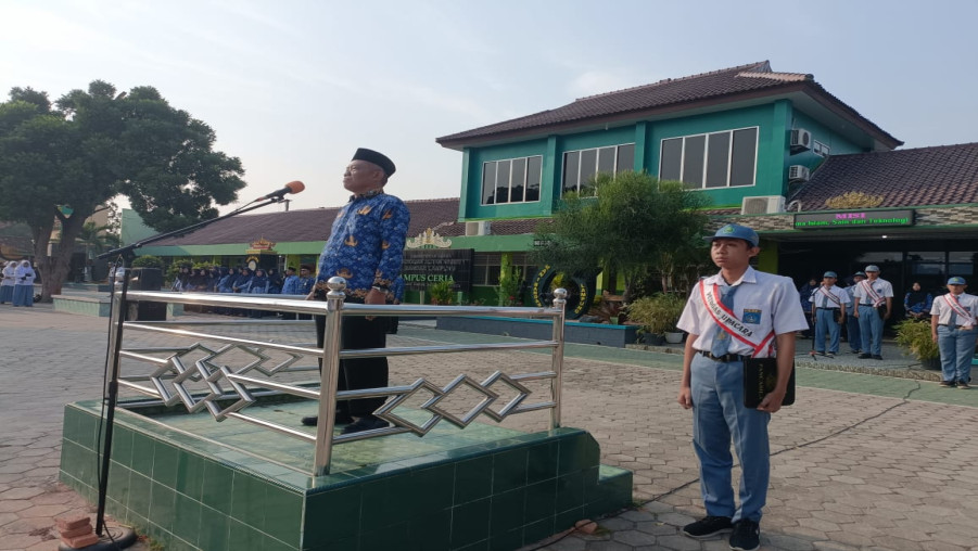 Pembina Upacara MAN 1 Bandarlampung Ajak Para Siswa Patuhi Tata Tertib