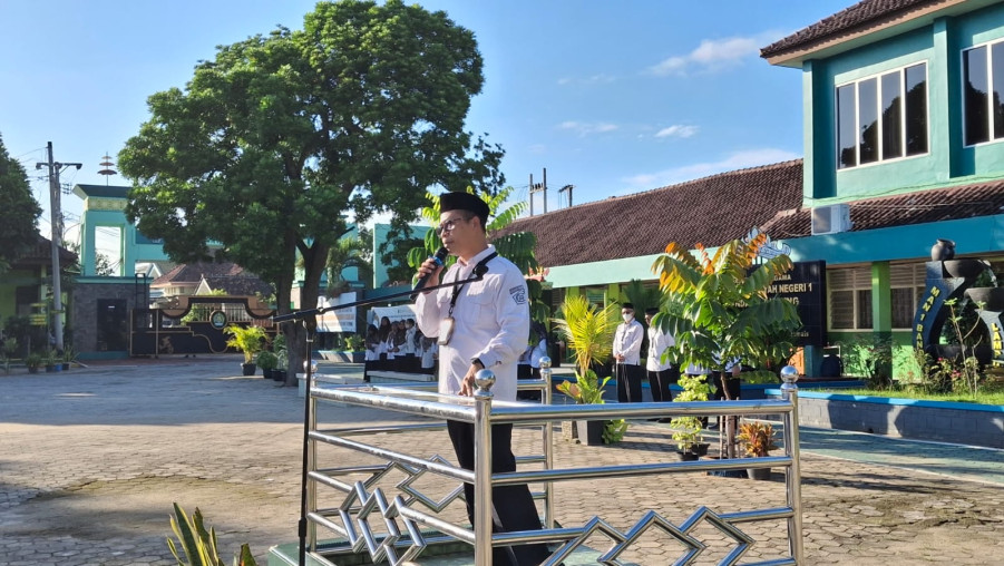 Tegakkan Kedisiplinan, Kepala MAN 1 Bandar Lampung Pimpin Apel Pagi Persiapan Asesmen Sumatif Akhir Tahun (ASAT)