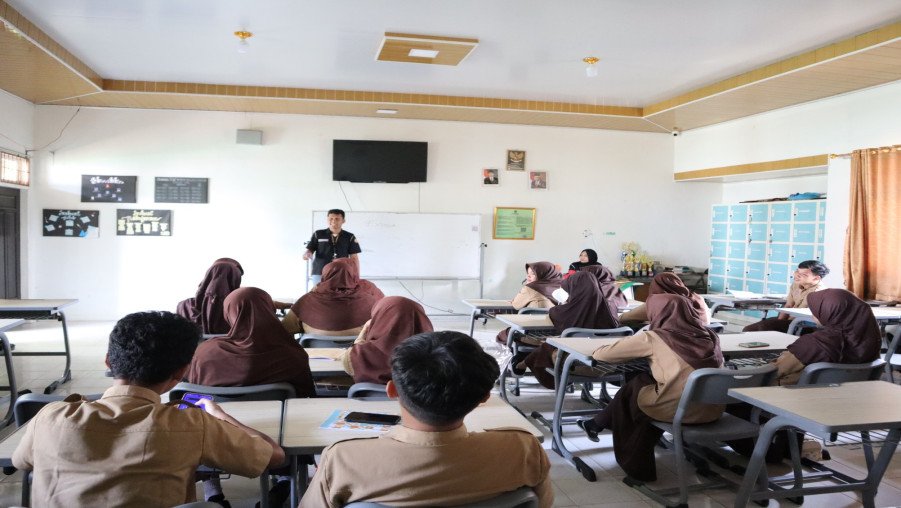 Ekstrakurikuler Jurnalistik MAN 1 Bandarlampung Belajar Fotografi Dimentori Mahad Al Jamiah UIN Raden Intan Lampung