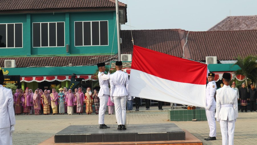 Upacara Kemerdekaan Memperingati HUT Ke-79 RI MAN 1 Bandar Lampung