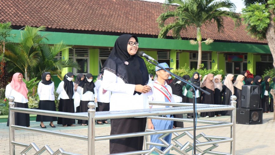 Iis Sholihah : Menuntut Ilmulah Yang Ikhlas Karena  Allah Akan Meninggikan Derajat Orang Yang Berilmu
