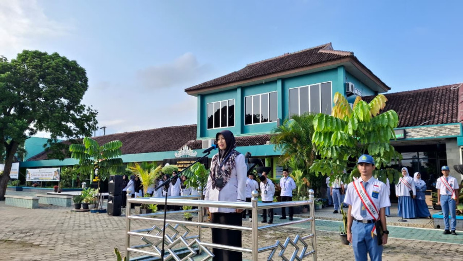 Pimpin Upacara Bendera, Wakamad Bidang Humas MAN 1 Tekankan Integritas dan Penguatan Layanan Digital