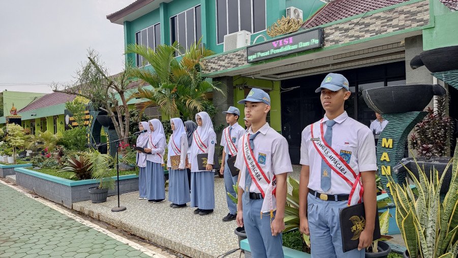 Upacara Mingguan MAN 1 Bandar Lampung: Membangun Tanggung Jawab dan Integritas