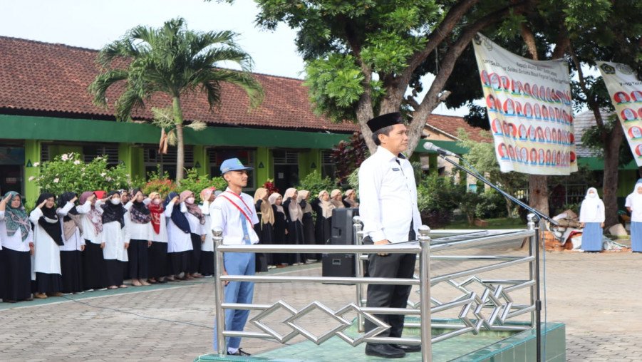 Kegiatan Upacara Bendera sebagai Wujud Cinta Tanah Air dan Penanaman Disiplin