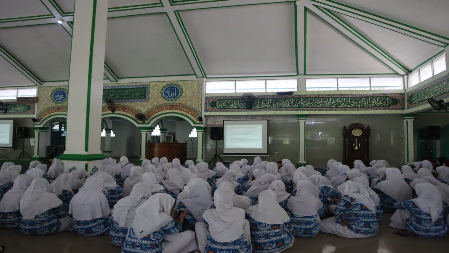 Kelas XI MAN 1 Bandar Lampung Ikuti Sosialisasi Penulisan Karya Tulis Ilmiah