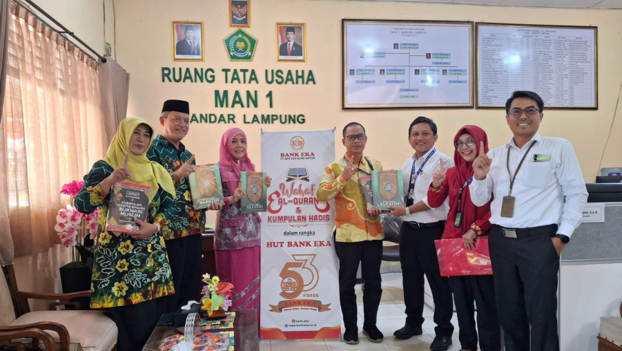 Bank Eka Gelar Aksi Sosial, Salurkan Wakaf Al-Qur'an dan Kumpulan Hadis di MAN 1 Bandar Lampung