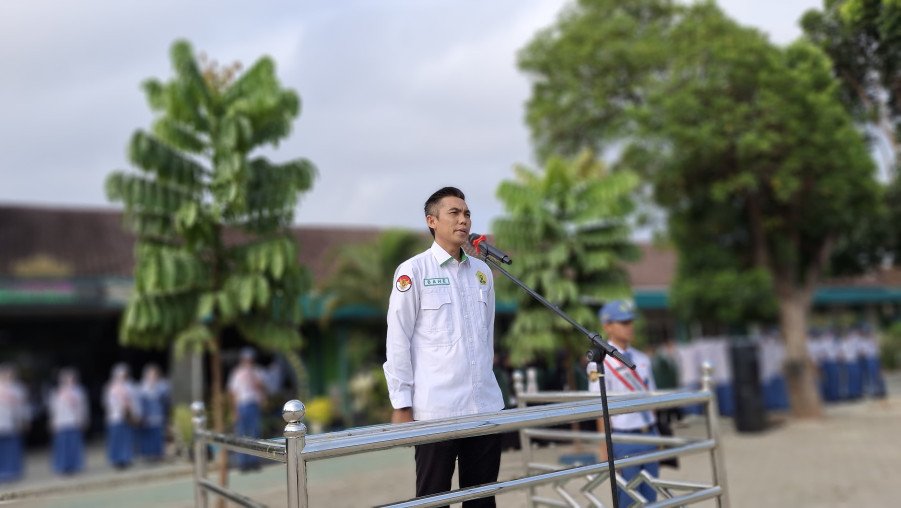 Pembina Upacara MAN 1 Bandar Lampung Ingatkan Murid Tingkatkan Kualitas Belajar