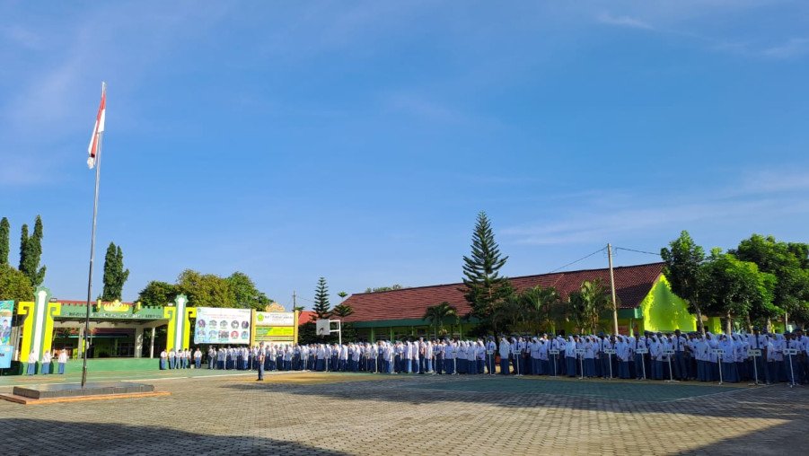 Usai terlaksana Penilaian Harian Bersama (PHB), MAN 1 Bandar Lampung kembali laksanakan upacara rutin setiap hari senin