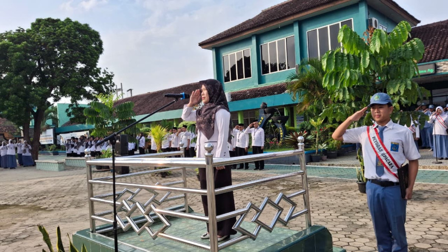 Amanat Pembina Upacara MAN 1 Bandar Lampung: Persiapan ASAT dan Penilaian Zona Integritas