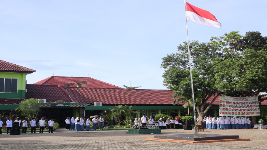 Pembina Upacara Ingatkan Para Siswa Untuk Menghargai Guru