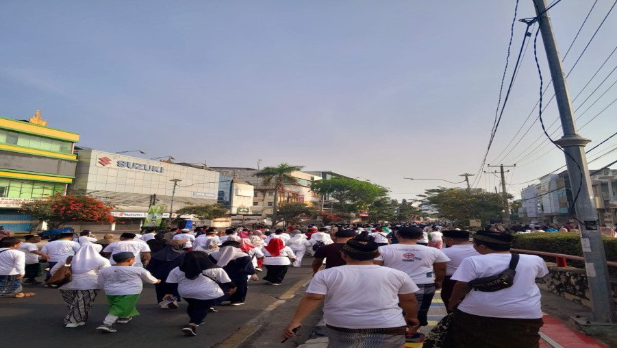 MAN 1 Bandar Lampung Turut Memeriahkan Jalan Sehat Santri Sarungan, Peringati Hari Santri Nasional 2023