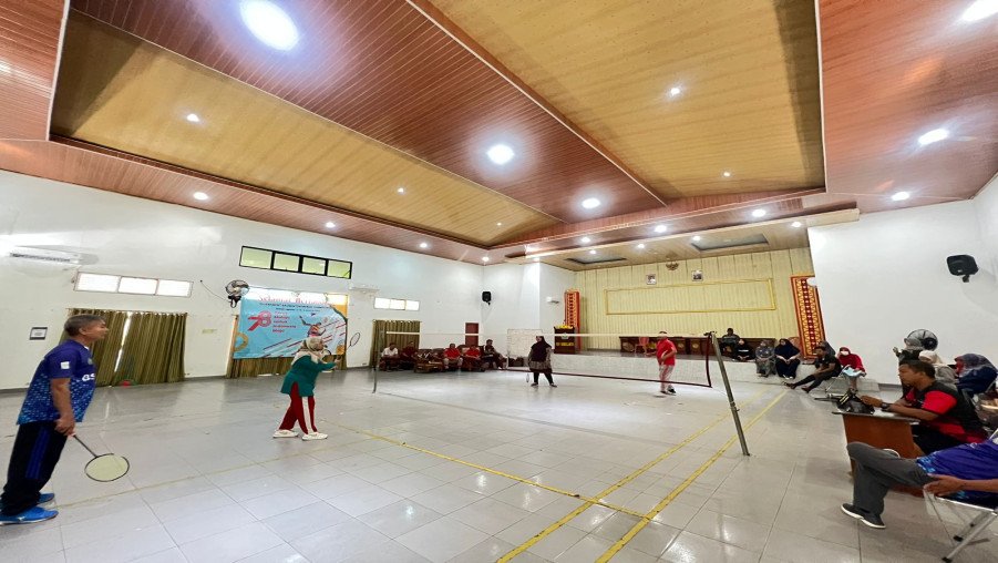 Meriahkan HUT RI, MAN 1 Bandarlampung Gelar Tournament Badminton Antarguru dan Staff