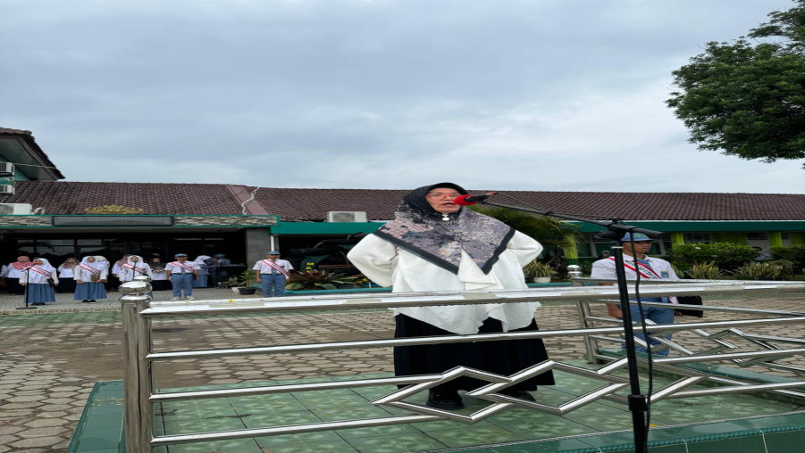 Giat Upacara Bendera MAN 1 Bandarlampung Sekaligus Perpisahan Guru Purnatugas