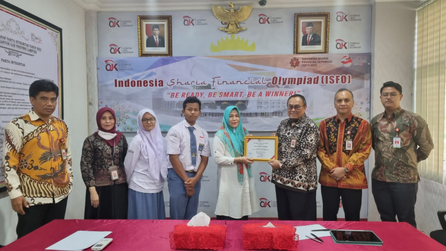 Dua Peserta Didik MAN 1 Bandar Lampung Meraih 5 Besar Olimpiade OJK Syariah Tingkat Nasional