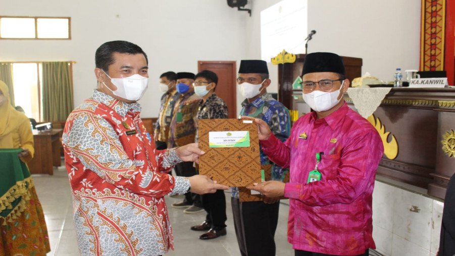 Kepala Kantor Wilayah Kementerian Agama Provinsi Lampung Serahkan DIPA Tahun 2022