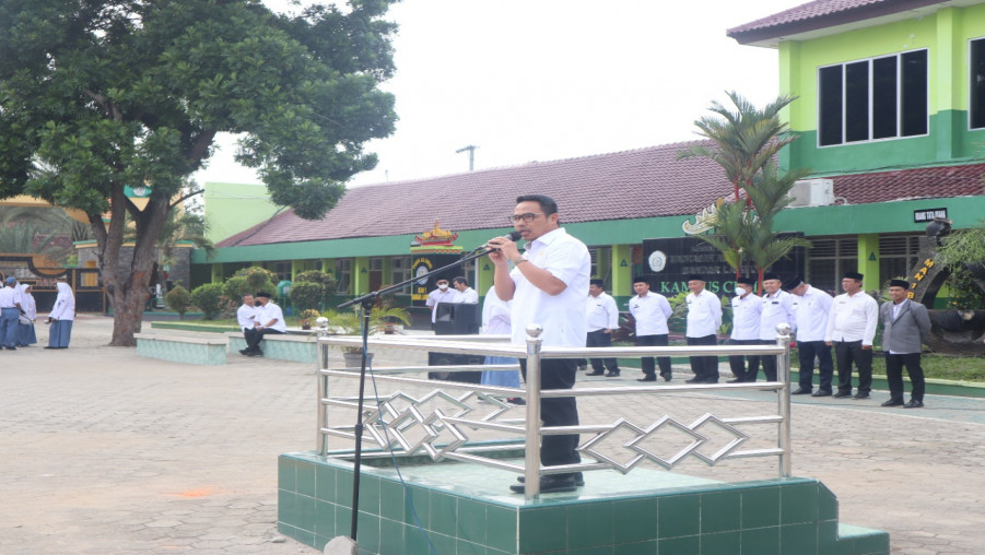 Pimpin Upacara, Kamad Imbau Para Siswa Bijak dalam Bermedia Sosial