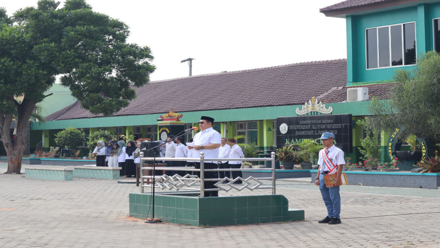 Pelaksanaan Upacara Bendera Hari Senin MAN 1 Bandarlampung